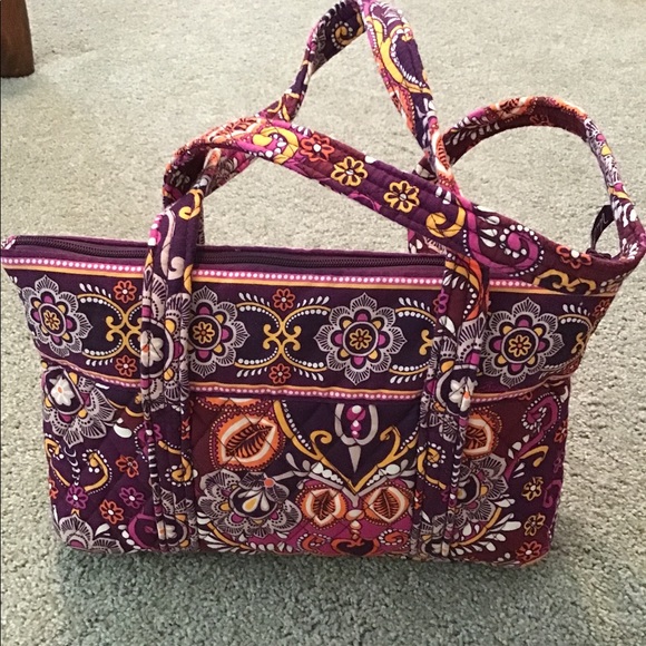 Treasure Trove of Vera Bradley. All 6 Bags +A Cookbook - Picture 2 of 16